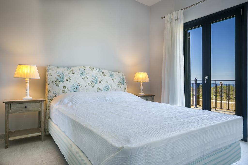Seirios Luxury Villa Свороната Екстериор снимка